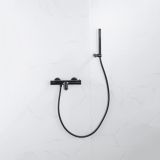 Fortifura Calvi Thermostatische badkraan met staafhanddouche, handdouchehouder en gladde doucheslang - mat zwart