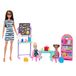 Barbie Dol op School Speelset met 1 Modepop, 2 Kleine Poppen en meer dan 20 Accessoires