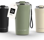 LARS NYSØM Rørelse Thermo Coffee Mug-to-go 500ml - BPA-vrij met Isolatie - Met Draagriem & Tritan Deksel (Sage Green)