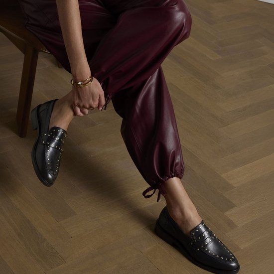 Manfield - Dames - Zwarte leren loafers met goudkleurige studs - Maat 42