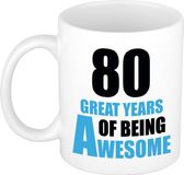 Bellatio Decorations Shoppartners Bv Verjaardag 80 jaar Koffiemok Cadeau - Great years of being awesome - wit/blauw - beker - Jubileum - voor heren - mannen