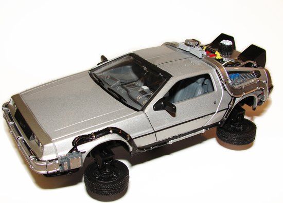 Welly BACK TO THE FUTURE 2 - 1983 Delorean Flying Wheel Version 1:24 scale