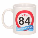 Bellatio Decorations Beallatio Decorations - 84 jaar Verjaardag koffiemok - cadeau beker - stopbord print met happy birthday - 300 ml - keramiek - wit