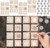 Calendrier de l'Avent 73 pièces - Pinces - Cordon - Cartes - Feuille à gratter - Autocollants - Papier - MDF - Calendrier de Noël (1 x calendrier à gratter à suspendre)