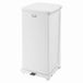 Rubbermaid Commercial Products 24 gal The Defenders Steel Step Trash Kan met Plastic Liner - Wit