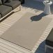 Tapis d'extérieur avec motif graphique à rayures, résistant aux intempéries, adapté pour terrasse et balcon, couleur beige, dimensions : 80 x 150 cm