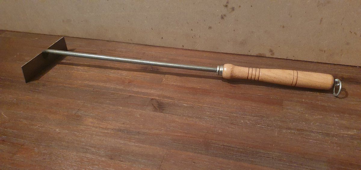 BKB® by BUDGETKACHELS.COM Asschuif / vuurpook houtkachel - 45cm - staal - houten handgreep -Bbq- Houtskool Asschuiver