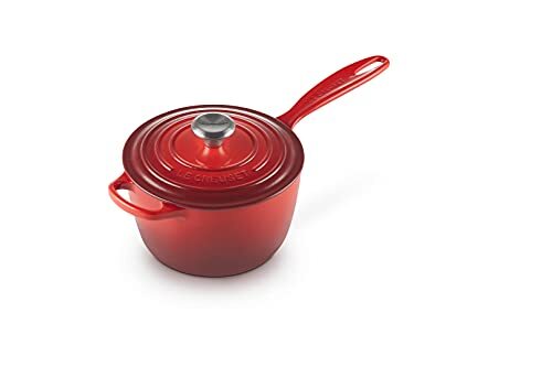 Le Creuset Signature Gietijzeren steelpan met hittebestendige handgreep, rond, Ø 18 cm, 1,8 l, geschikt voor alle warmtebronnen, incl. inductie, 2,942 kg, kersenrood