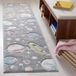 Safavieh Hedendaags tapijt voor woonkamer, eetkamer, slaapkamer - Carousel Kids Collection, korte pool, meerkleurig, 62 x 240 cm