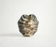 Nerina Vase Nerina B36 x T13 x H35 cm Aluminium Verde Antico Fait main
