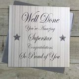 WHITE COTTON CARDS Superstar "So Proud of You" grote wenskaart met opschrift "Well Done XPD21", met de hand versierd