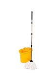 Requisite Needs Professionele dweil- en emmerset, heavy duty met wringer en twee traditionele katoenen dweilkoppen voor het reinigen van vloeren, inhoud dweilemmer 16 liter met giethulp (geel)