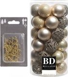 Merkloos / Sans marque Shoppartners Bv 37x stuks kunststof kerstballen parel/champagne 6 cm inclusief gouden kerstboomhaakjes