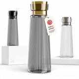 LARS NYSØM Bækvand Waterkaraf 1,5L met Roestvrijstalen Deksel & Zeef - Elegante Glazen Karaf & Schenkkan voor Sap, Thee & Limonade - Vaatwasmachinebestendig (Graphite/Brushed Gold)