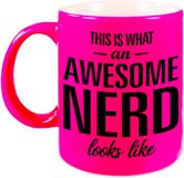 Bellatio Decorations Awesome nerd / slimmerik cadeau mok / verjaardag beker fluor roze 330 ml