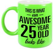 Bellatio Decorations Shoppartners Bv This is what an awesome 25 year old looks like cadeau mok / beker - 330 ml - neon groen - verjaardag - kado koffiemok / theebeker