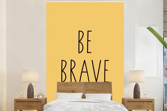 Nr1Wallpaper Behang - Fotobehang Illustratie met de quote Be brave gele achtergrond - Breedte 155 cm x hoogte 240 cm