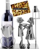 BRUBAKER Wijnfleshouder Lovers met Lantaarn voor waxinelichtje - Metalen Sculptuur Flessenstandaard - 26,5 cm - Wijngeschenk voor koppels Cadeau voor koppels - met Wenskaart - Wijnrek