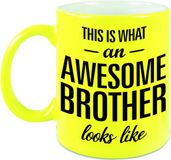 Bellatio Decorations Shoppartners Bv This is what an awesome brother looks like tekst cadeau mok / beker - neon geel - 330 ml - kado broer / broertje