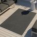Tapis d'extérieur avec motif graphique de lignes ondulées, résistant aux intempéries, adapté pour terrasse ou balcon, couleur : anthracite, dimensions : 80 x 150 cm