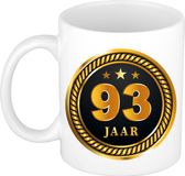 Bellatio Decorations Shoppartners Bv 93 jaar thema koffiemok Medaille - jubileum - verjaardag - zwart met goud - Cadeau beker - 300 ml - keramiek