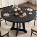 Table à manger en bois massif - Table de cuisine pour 4-6 personnes - Bois avec piètement croisé - Pieds réglables - Style moderne - Noir