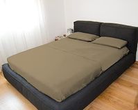 Beddengoedset GEMITEX Beddengoedset voor tweepersoonsbed, taupe, strijkvrij, satijnen look, 100% polyester microvezel, 2 lakens, 2 kussenslopen, gemaakt in Italië