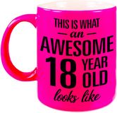 Bellatio Decorations This is what an awesome 18 year old looks like cadeau mok / beker - 330 ml - neon roze - verjaardag - kado koffiemok / theebeker