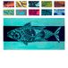 Nova Blue Tuna Fish Strandlaken (34 x 63) - Blauw gestreept katoenen strandlaken van 100% katoen - sneldrogende badhanddoek met tropisch design - strandlaken, groot, oversized