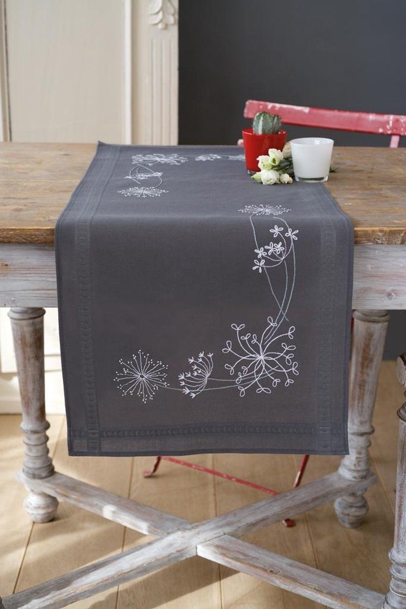 Vervaco Loper kit Witte bloemen en grassen - PN-0165300 - Tafelloper - donker grijs