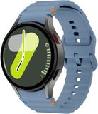 Strap-it Siliconen Wave bandje - Geschikt voor Samsung Galaxy Watch 7 (40 & 44mm) / Galaxy Watch 6 (Classic) / Galaxy Watch 5 (Pro) / Galaxy Watch 4 (Classic) - grijsblauw