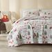 Great Bay Home 3-delige kerstdekbedset met shams. Omkeerbare sprei sprei met vakantiepatroon. Carol Collection (volledig/koningin)