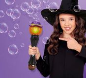 FIESTAS GUIRCA Pompoentoverstaf met licht en geluid (32 cm), speelgoed voor trucs of behandelingen en Halloween-feesten, grappige accessoires voor kinderen en volwassenen, zwart/oranje