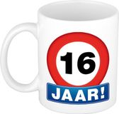 Bellatio Decorations Verjaardag koffiemok - drink beker - thema 16 jaar - leeftijd verkeersbord - 300 ml - keramiek - wit - cadeau - feestartikelen
