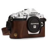 MegaGear MG1351 camera half tas met draagriem en batterijtoegang voor Olympus OM-D E-M10 Mark III, bruin
