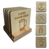 Houten onderzetters met bierthema met houder | Set van 4 verschillende grappige onderzetters met lasergegraveerde ontwerpen | Unieke rustieke moderne bardecoratie en accessoires voor mannengrot voor