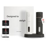 LARS NYSØM Elektrische kruidenmolens & specerijen geschenkset - Zout- en pepermolenset met 2 hoogwaardige kruidenpotjes (zout, peper) - Mooie geschenkverpakking (Carbon Black/Pure White)