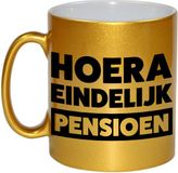 Bellatio Decorations Shoppartners Bv Pensioen mok / beker goudkleurig - hoera eindelijk met pensioen - 330 ml - VUT