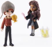 Spin Master Wizarding World Harry Potter - Magical Minis-actiefigurenset met Ron Wemel en Parvati Patil en 2 poppenaccessoires