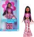 Barbie Signature My Scene Jai-pop en accessoires, gevlochten zwart haar, set geïnspireerd op de jaren 2000, met een roze bovendeel, vinyl jas, bloemenuitlopende broeken en een standaard, JBH84