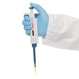Variabel instelbare zuigerslagpipet 100-1000 µl.
