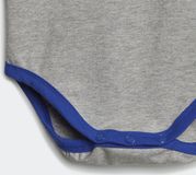 adidas Sportswear Essentials Big Logo Bodysuit en Beanie Cadeauset Kids - Grijs - 92