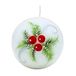 Dekohelden24 Elegante bolkaars, tafelkaars, decoratieve kaars, waskaarsen met kerstmotief, kerstkaars als bol 10 cm met dennentakken en bessen, in wit, rood en groen.