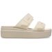 Crocs Dames Brooklyn BuckleFrostedLowWedge sandaal, zandsteen, 8 UK, Zandsteen, 41/42 EU