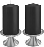 Trend Candles Set van 2x zwarte cilinderkaarsen/stompkaarsen 8 x 15 cm met 2x zilveren metalen kaarsenhouders