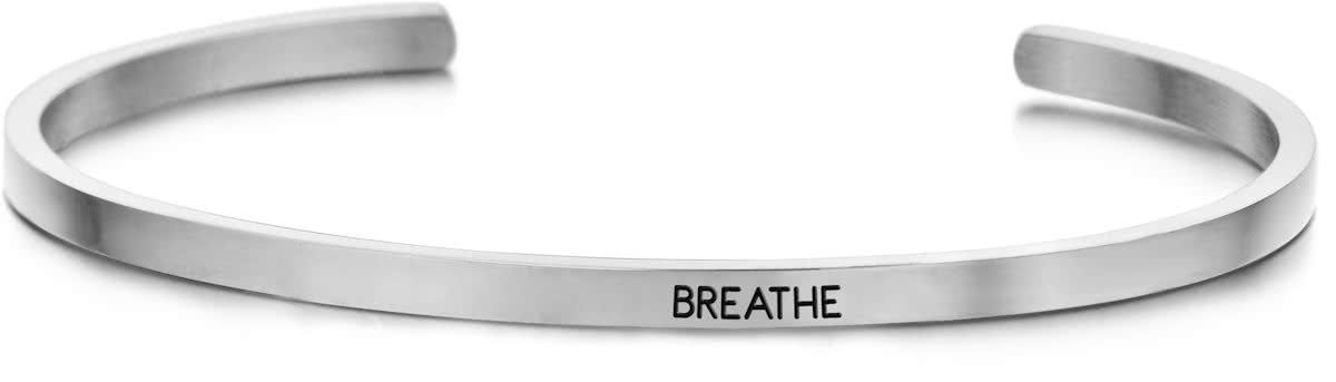 Key Moments 8KM-B00364 - Stalen open bangle met tekst - breathe - zirkonia - one-size - zilverkleurig