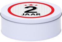Merkloos Snoeptrommel - koektrommel Cadeau - wit - rond blik - met 2 jaar sticker
