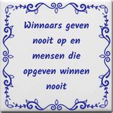 Ontwerpjezo.nl Spreuktegel Winnaars geven nooit op en mensen die opgeven winnen nooit - blauw