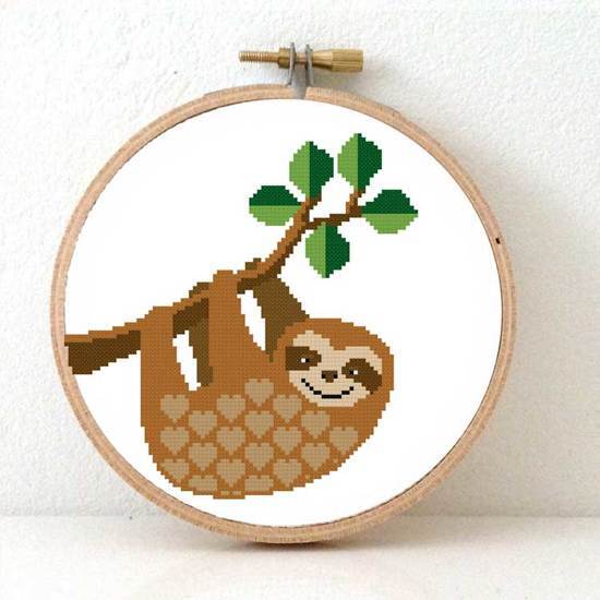 Studio Koekoek Luiaard borduurpakket. Moderne Sloth borduurpakket. Borduurpakketten. Jungle borduurpakket geboorte sampler. inclusief borduurring en DMC garen