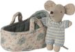Maileg Baby Mouse in draagmandje blauw